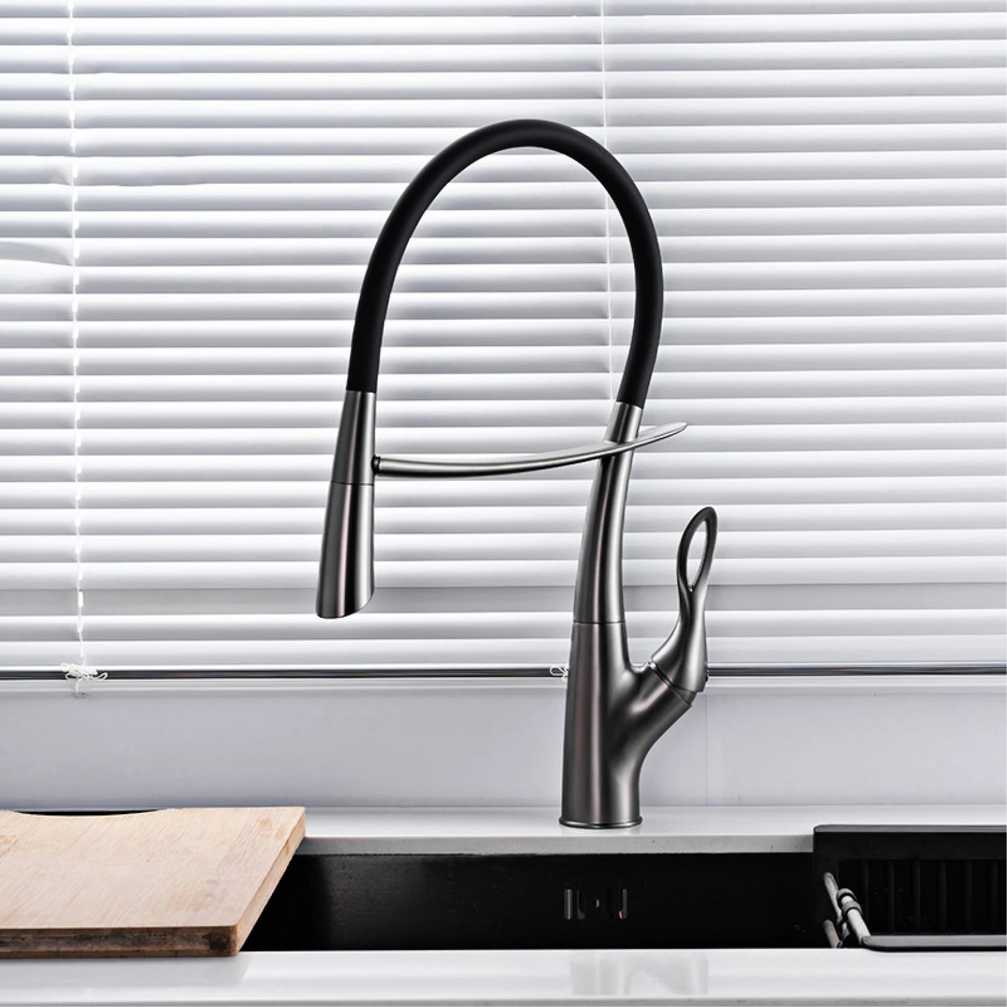 Modern luxury black brass kitchen faucet Pull-Out magnetic suction design Single handle hot & cold water 2 function sink Mixer