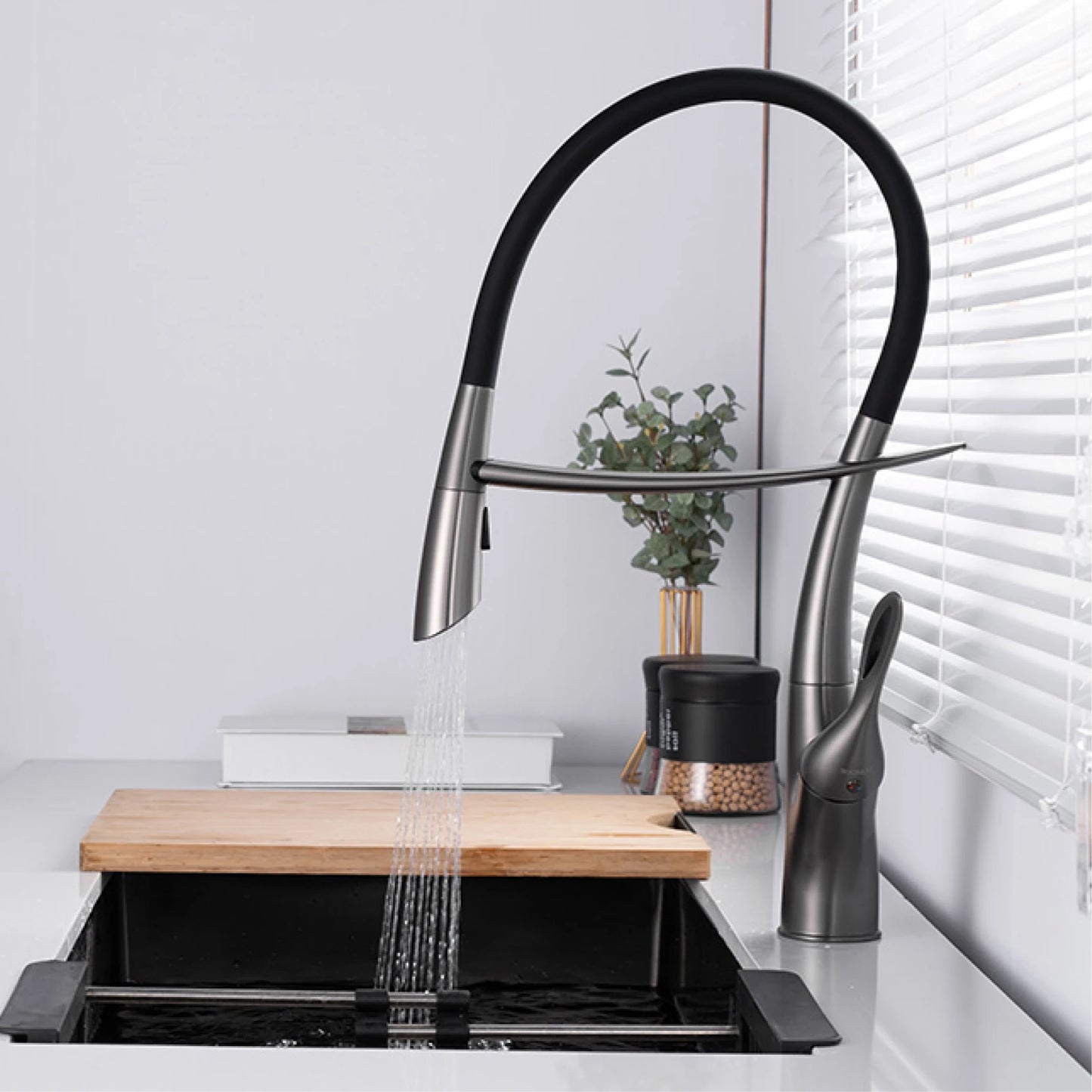Modern luxury black brass kitchen faucet Pull-Out magnetic suction design Single handle hot & cold water 2 function sink Mixer